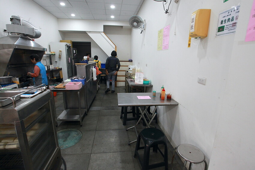 台南市北區吃。台南｜中西區。「老李早餐店」傳承三代飄香超過70年老字號早餐店，寒冷冬天來碗濃醇香米漿跟杏仁茶真幸
