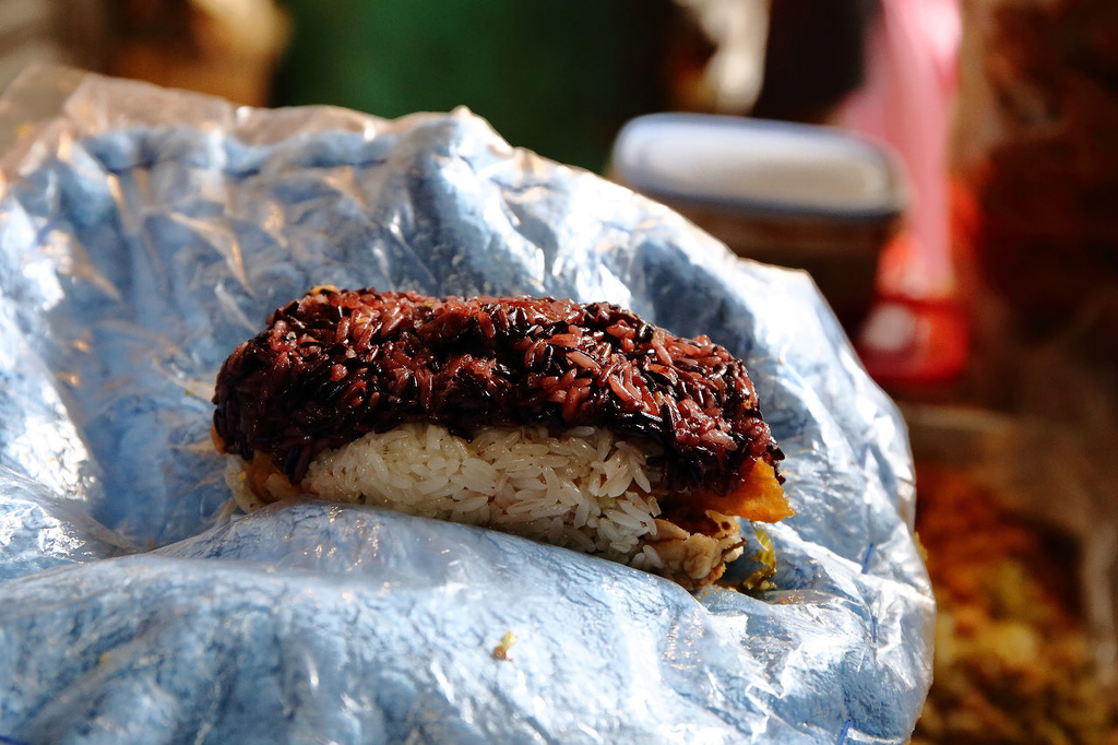 【食。永和】劉家飯糰~永和隱藏版早餐美食。紫米飯糰香Q好吃,只要銅板價!