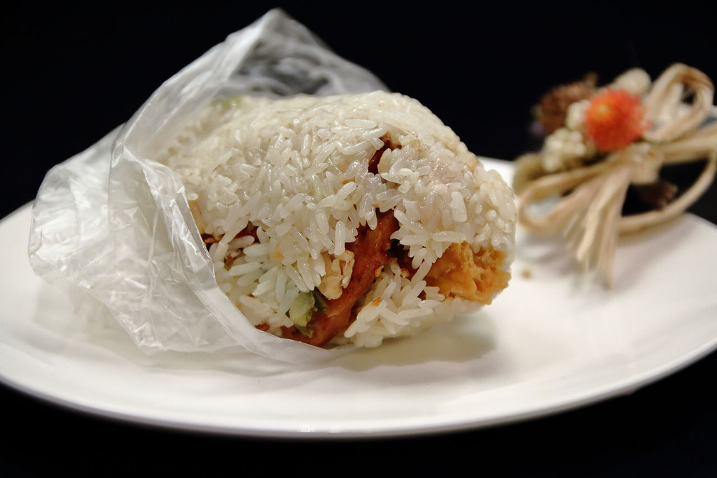 【食。永和】劉家飯糰~永和隱藏版早餐美食。紫米飯糰香Q好吃,只要銅板價!