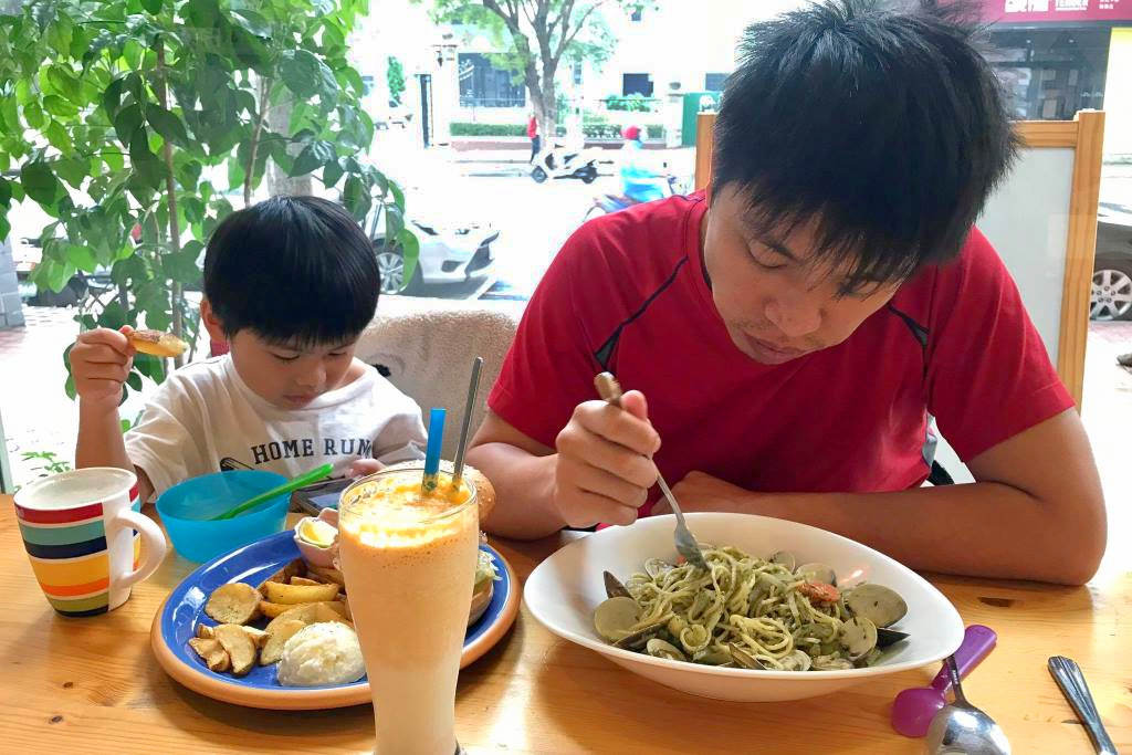 頌膾Brunch，小巧的店家卻有大大的滿足，帶小孩兒來也很不賴。 - 微笑Joe幸運