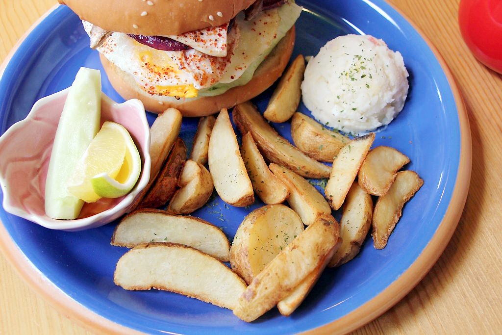 頌膾Brunch，小巧的店家卻有大大的滿足，帶小孩兒來也很不賴。 - 微笑Joe幸運