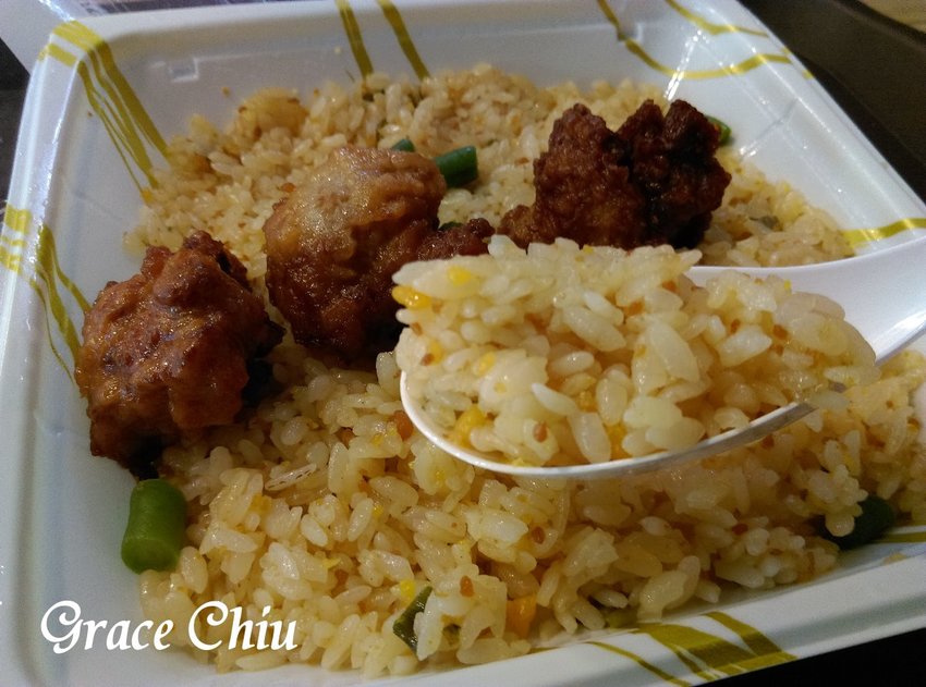 7-11~鹹蛋黃肉鬆飯糰.鹹蛋黃炒飯.貝殼流沙麵包.帕瑪森起司麵包.初鹿牧場草莓濃奶茶