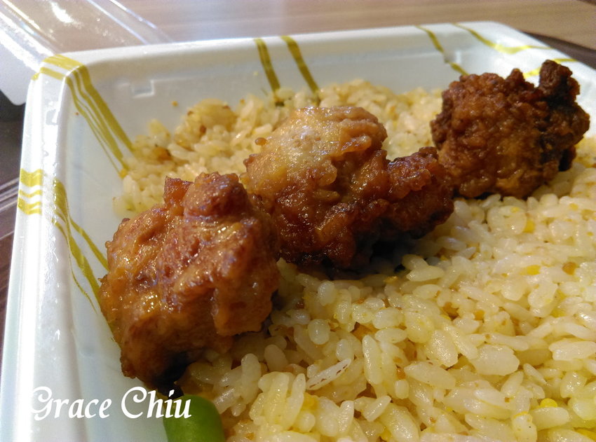 7-11~鹹蛋黃肉鬆飯糰.鹹蛋黃炒飯.貝殼流沙麵包.帕瑪森起司麵包.初鹿牧場草莓濃奶茶