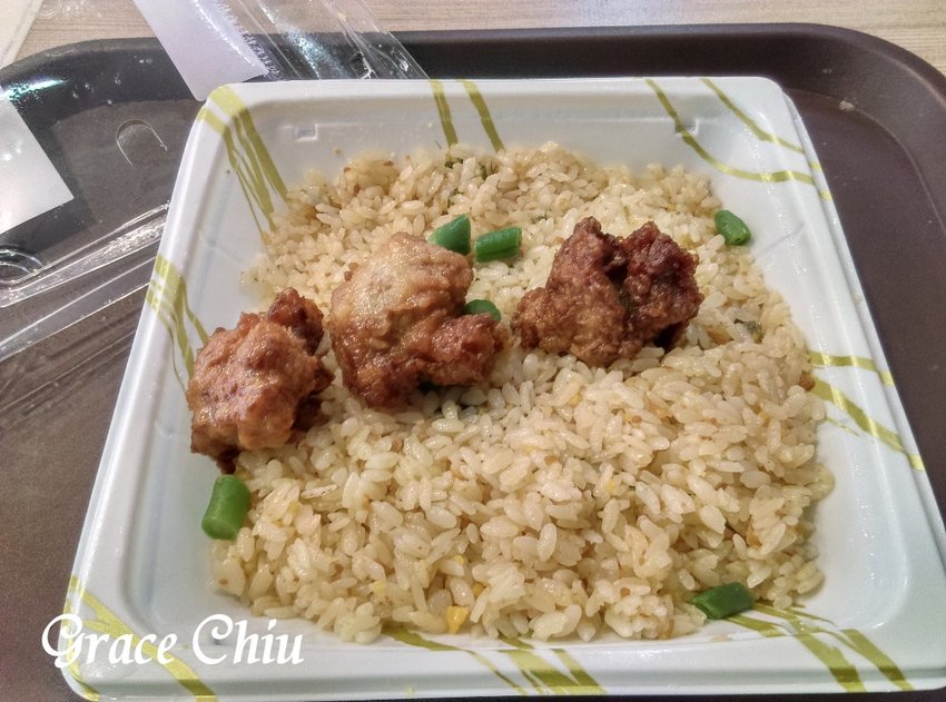 7-11~鹹蛋黃肉鬆飯糰.鹹蛋黃炒飯.貝殼流沙麵包.帕瑪森起司麵包.初鹿牧場草莓濃奶茶