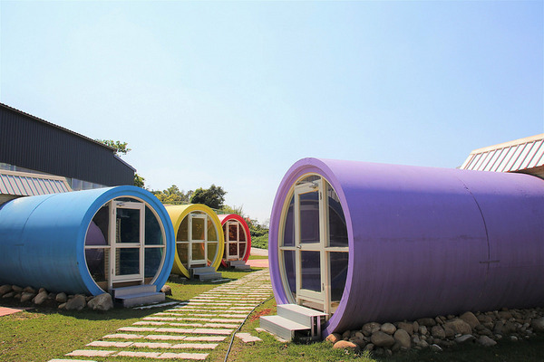 巨埔農場:【新竹景點】新埔巨埔農場~廣源記圳步道/黃風鈴花盛開/遇見七彩繽紛的夢幻彩虹水管屋