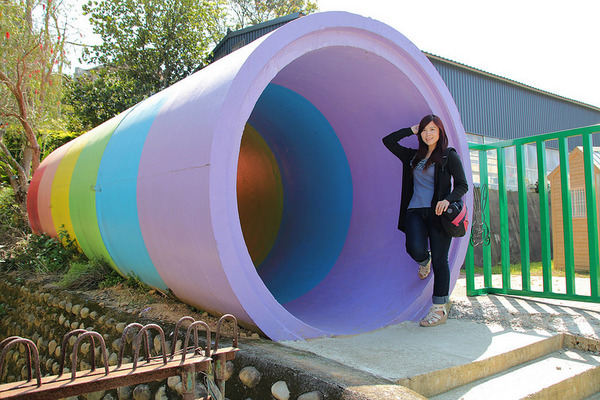 巨埔農場:【新竹景點】新埔巨埔農場~廣源記圳步道/黃風鈴花盛開/遇見七彩繽紛的夢幻彩虹水管屋