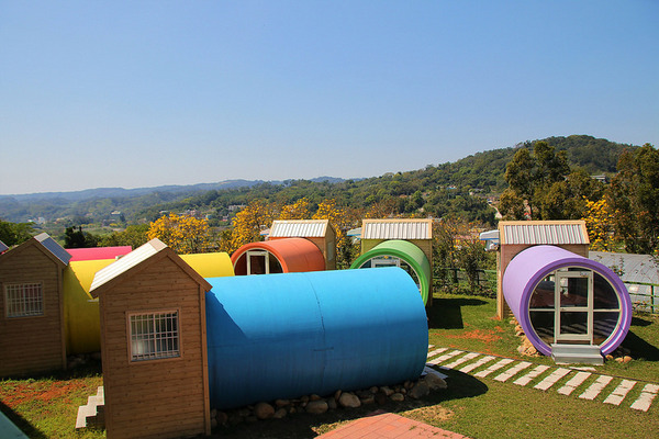 巨埔農場:【新竹景點】新埔巨埔農場~廣源記圳步道/黃風鈴花盛開/遇見七彩繽紛的夢幻彩虹水管屋