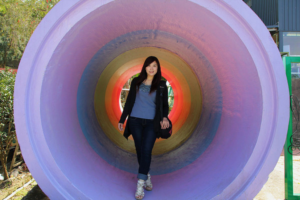 巨埔農場:【新竹景點】新埔巨埔農場~廣源記圳步道/黃風鈴花盛開/遇見七彩繽紛的夢幻彩虹水管屋