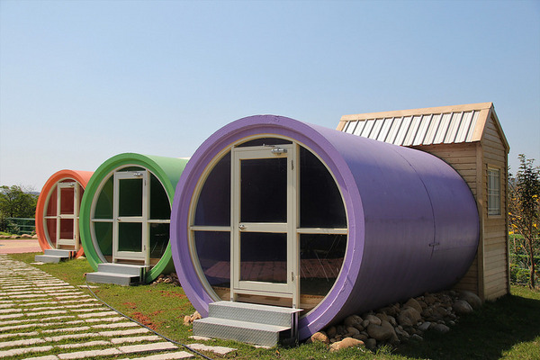 巨埔農場:【新竹景點】新埔巨埔農場~廣源記圳步道/黃風鈴花盛開/遇見七彩繽紛的夢幻彩虹水管屋