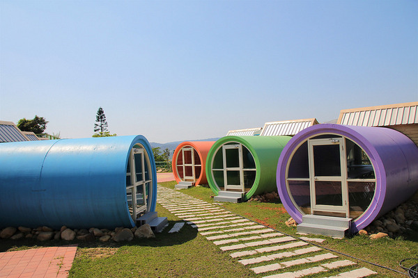 巨埔農場:【新竹景點】新埔巨埔農場~廣源記圳步道/黃風鈴花盛開/遇見七彩繽紛的夢幻彩虹水管屋