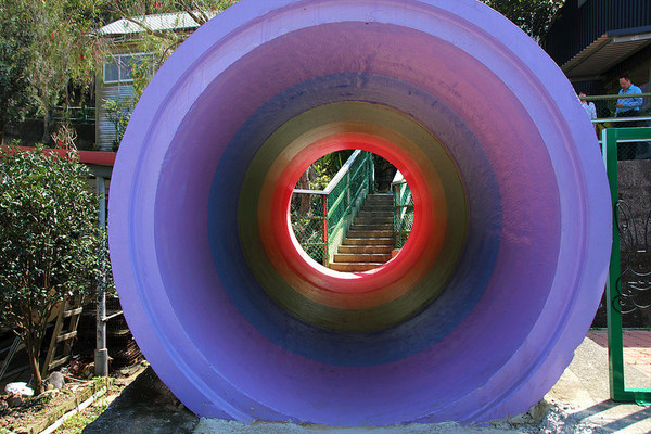 巨埔農場:【新竹景點】新埔巨埔農場~廣源記圳步道/黃風鈴花盛開/遇見七彩繽紛的夢幻彩虹水管屋