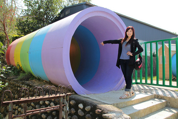 巨埔農場:【新竹景點】新埔巨埔農場~廣源記圳步道/黃風鈴花盛開/遇見七彩繽紛的夢幻彩虹水管屋