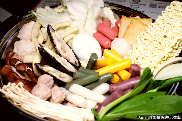 『台北捷運忠孝復興站美食』兩餐韓國年糕火鍋吃到飽(忠孝店)★吃到飽只要299平日四人同行一人免費吃到飽CP值破錶