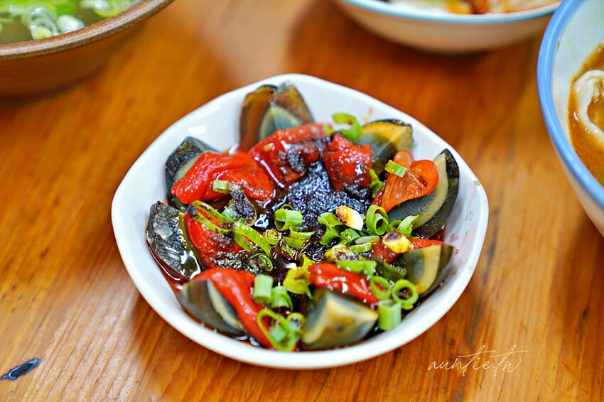 【桃園】龜山|辣食堂,吃了會嘶吼的剝皮辣椒麵、椒麻皮蛋,龜山美食推薦