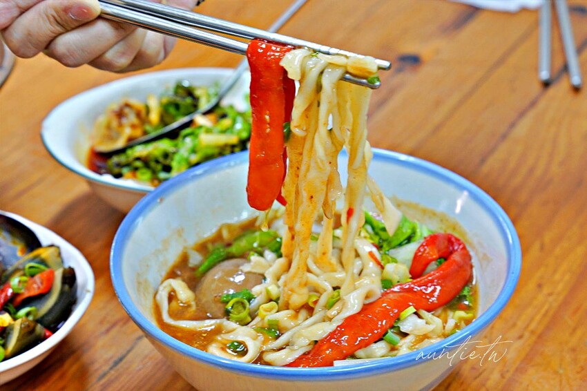 【桃園】龜山|辣食堂,吃了會嘶吼的剝皮辣椒麵、椒麻皮蛋,龜山美食推薦