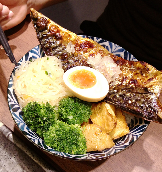 初牛(公館店)：台北公館 初牛 厚切牛排丼 味增湯喝到飽  吃丼飯的好選擇