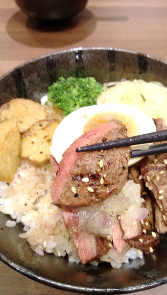 初牛(公館店)：台北公館 初牛 厚切牛排丼 味增湯喝到飽  吃丼飯的好選擇