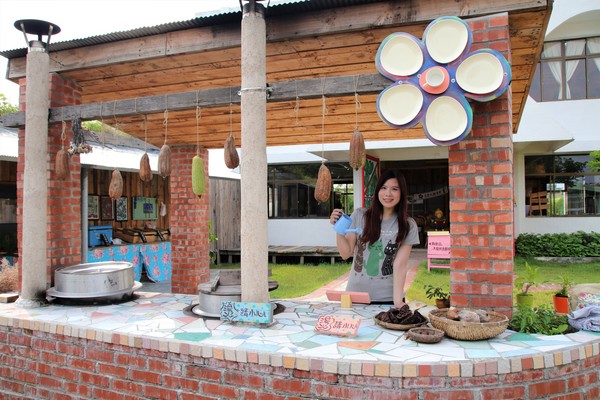 優雅農夫藝文農場：【台南後壁景點】優雅農夫藝文農場~優雅的巨形農夫守護著這塊園地，大家愛的吉米、樹屋、巨形椅、當鞦韆及沙坑，都很適合親子一起過來，情境式美拍場景多到拍不完