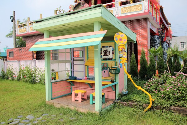 優雅農夫藝文農場：【台南後壁景點】優雅農夫藝文農場~優雅的巨形農夫守護著這塊園地，大家愛的吉米、樹屋、巨形椅、當鞦韆及沙坑，都很適合親子一起過來，情境式美拍場景多到拍不完