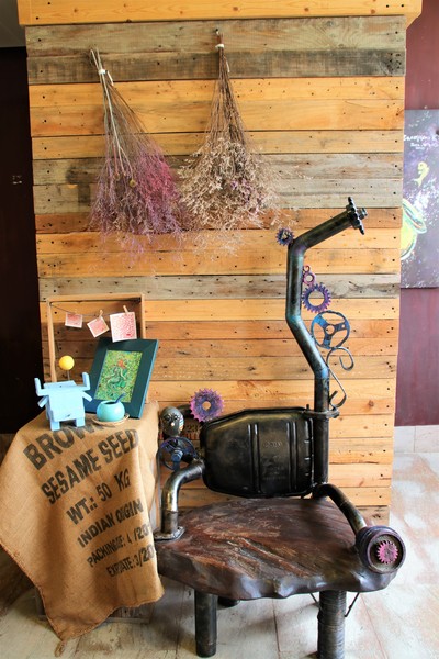 優雅農夫藝文農場：【台南後壁景點】優雅農夫藝文農場~優雅的巨形農夫守護著這塊園地，大家愛的吉米、樹屋、巨形椅、當鞦韆及沙坑，都很適合親子一起過來，情境式美拍場景多到拍不完