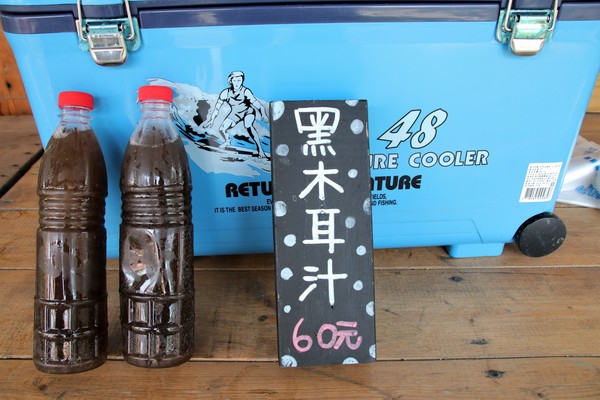 優雅農夫藝文農場：【台南後壁景點】優雅農夫藝文農場~優雅的巨形農夫守護著這塊園地，大家愛的吉米、樹屋、巨形椅、當鞦韆及沙坑，都很適合親子一起過來，情境式美拍場景多到拍不完