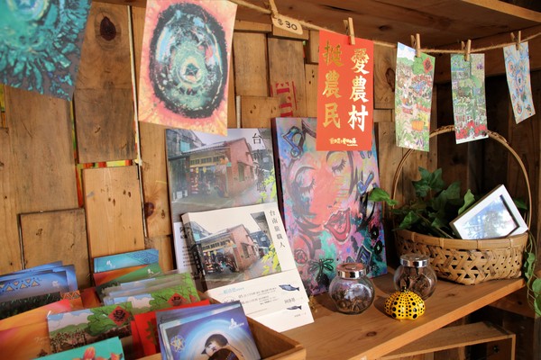 優雅農夫藝文農場：【台南後壁景點】優雅農夫藝文農場~優雅的巨形農夫守護著這塊園地，大家愛的吉米、樹屋、巨形椅、當鞦韆及沙坑，都很適合親子一起過來，情境式美拍場景多到拍不完