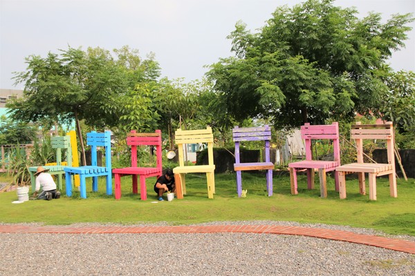 優雅農夫藝文農場：【台南後壁景點】優雅農夫藝文農場~優雅的巨形農夫守護著這塊園地，大家愛的吉米、樹屋、巨形椅、當鞦韆及沙坑，都很適合親子一起過來，情境式美拍場景多到拍不完