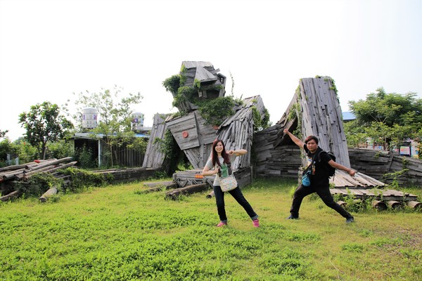 優雅農夫藝文農場：【台南後壁景點】優雅農夫藝文農場~優雅的巨形農夫守護著這塊園地，大家愛的吉米、樹屋、巨形椅、當鞦韆及沙坑，都很適合親子一起過來，情境式美拍場景多到拍不完