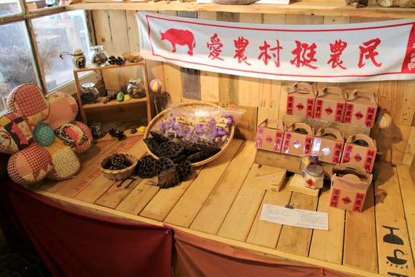 優雅農夫藝文農場：【台南後壁景點】優雅農夫藝文農場~優雅的巨形農夫守護著這塊園地，大家愛的吉米、樹屋、巨形椅、當鞦韆及沙坑，都很適合親子一起過來，情境式美拍場景多到拍不完