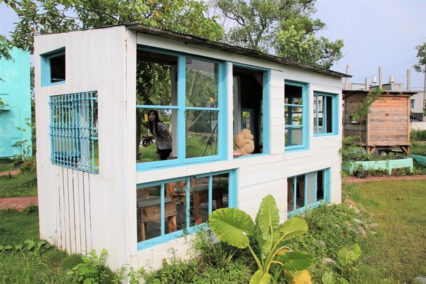 優雅農夫藝文農場：【台南後壁景點】優雅農夫藝文農場~優雅的巨形農夫守護著這塊園地，大家愛的吉米、樹屋、巨形椅、當鞦韆及沙坑，都很適合親子一起過來，情境式美拍場景多到拍不完