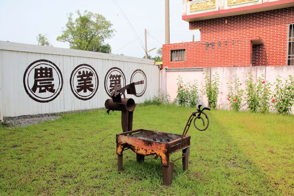 優雅農夫藝文農場：【台南後壁景點】優雅農夫藝文農場~優雅的巨形農夫守護著這塊園地，大家愛的吉米、樹屋、巨形椅、當鞦韆及沙坑，都很適合親子一起過來，情境式美拍場景多到拍不完