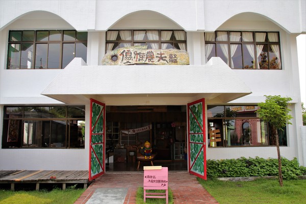 優雅農夫藝文農場：【台南後壁景點】優雅農夫藝文農場~優雅的巨形農夫守護著這塊園地，大家愛的吉米、樹屋、巨形椅、當鞦韆及沙坑，都很適合親子一起過來，情境式美拍場景多到拍不完