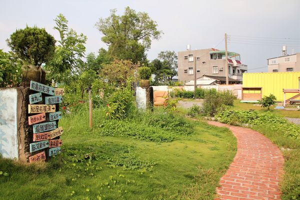 優雅農夫藝文農場：【台南後壁景點】優雅農夫藝文農場~優雅的巨形農夫守護著這塊園地，大家愛的吉米、樹屋、巨形椅、當鞦韆及沙坑，都很適合親子一起過來，情境式美拍場景多到拍不完