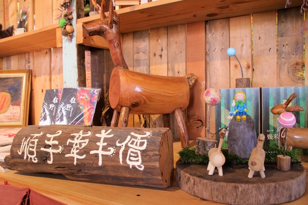 優雅農夫藝文農場：【台南後壁景點】優雅農夫藝文農場~優雅的巨形農夫守護著這塊園地，大家愛的吉米、樹屋、巨形椅、當鞦韆及沙坑，都很適合親子一起過來，情境式美拍場景多到拍不完