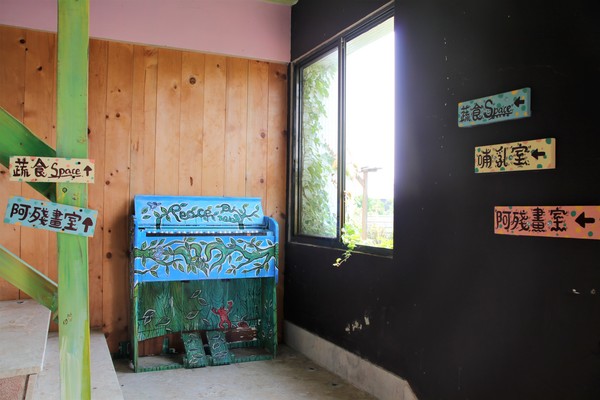 優雅農夫藝文農場：【台南後壁景點】優雅農夫藝文農場~優雅的巨形農夫守護著這塊園地，大家愛的吉米、樹屋、巨形椅、當鞦韆及沙坑，都很適合親子一起過來，情境式美拍場景多到拍不完