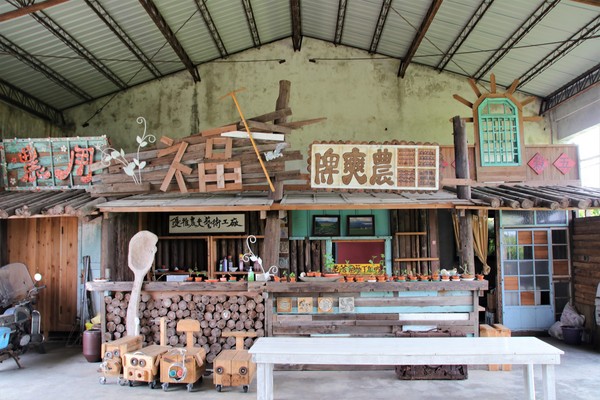 優雅農夫藝文農場：【台南後壁景點】優雅農夫藝文農場~優雅的巨形農夫守護著這塊園地，大家愛的吉米、樹屋、巨形椅、當鞦韆及沙坑，都很適合親子一起過來，情境式美拍場景多到拍不完