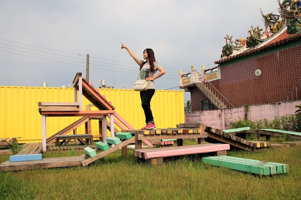 優雅農夫藝文農場：【台南後壁景點】優雅農夫藝文農場~優雅的巨形農夫守護著這塊園地，大家愛的吉米、樹屋、巨形椅、當鞦韆及沙坑，都很適合親子一起過來，情境式美拍場景多到拍不完