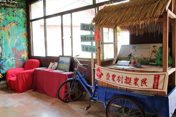 優雅農夫藝文農場：【台南後壁景點】優雅農夫藝文農場~優雅的巨形農夫守護著這塊園地，大家愛的吉米、樹屋、巨形椅、當鞦韆及沙坑，都很適合親子一起過來，情境式美拍場景多到拍不完