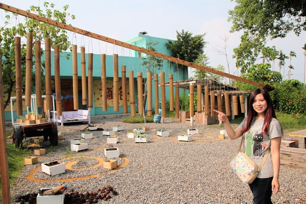 優雅農夫藝文農場：【台南後壁景點】優雅農夫藝文農場~優雅的巨形農夫守護著這塊園地，大家愛的吉米、樹屋、巨形椅、當鞦韆及沙坑，都很適合親子一起過來，情境式美拍場景多到拍不完