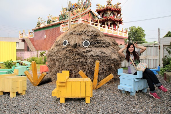 優雅農夫藝文農場：【台南後壁景點】優雅農夫藝文農場~優雅的巨形農夫守護著這塊園地，大家愛的吉米、樹屋、巨形椅、當鞦韆及沙坑，都很適合親子一起過來，情境式美拍場景多到拍不完