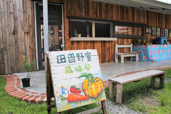 優雅農夫藝文農場：【台南後壁景點】優雅農夫藝文農場~優雅的巨形農夫守護著這塊園地，大家愛的吉米、樹屋、巨形椅、當鞦韆及沙坑，都很適合親子一起過來，情境式美拍場景多到拍不完