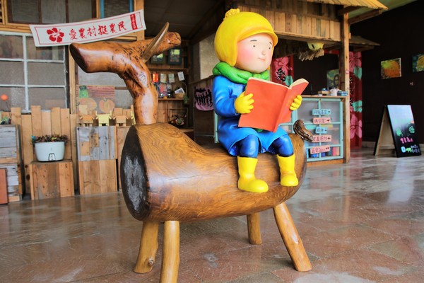 優雅農夫藝文農場：【台南後壁景點】優雅農夫藝文農場~優雅的巨形農夫守護著這塊園地，大家愛的吉米、樹屋、巨形椅、當鞦韆及沙坑，都很適合親子一起過來，情境式美拍場景多到拍不完