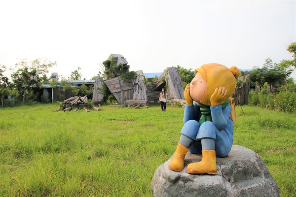 優雅農夫藝文農場：【台南後壁景點】優雅農夫藝文農場~優雅的巨形農夫守護著這塊園地，大家愛的吉米、樹屋、巨形椅、當鞦韆及沙坑，都很適合親子一起過來，情境式美拍場景多到拍不完