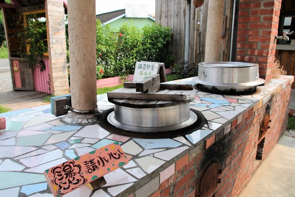 優雅農夫藝文農場：【台南後壁景點】優雅農夫藝文農場~優雅的巨形農夫守護著這塊園地，大家愛的吉米、樹屋、巨形椅、當鞦韆及沙坑，都很適合親子一起過來，情境式美拍場景多到拍不完