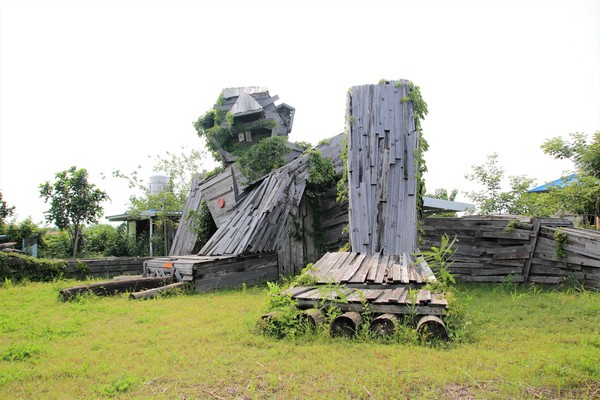 優雅農夫藝文農場：【台南後壁景點】優雅農夫藝文農場~優雅的巨形農夫守護著這塊園地，大家愛的吉米、樹屋、巨形椅、當鞦韆及沙坑，都很適合親子一起過來，情境式美拍場景多到拍不完