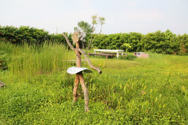 優雅農夫藝文農場：【台南後壁景點】優雅農夫藝文農場~優雅的巨形農夫守護著這塊園地，大家愛的吉米、樹屋、巨形椅、當鞦韆及沙坑，都很適合親子一起過來，情境式美拍場景多到拍不完