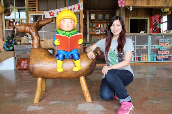 優雅農夫藝文農場：【台南後壁景點】優雅農夫藝文農場~優雅的巨形農夫守護著這塊園地，大家愛的吉米、樹屋、巨形椅、當鞦韆及沙坑，都很適合親子一起過來，情境式美拍場景多到拍不完