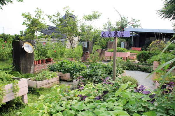 優雅農夫藝文農場：【台南後壁景點】優雅農夫藝文農場~優雅的巨形農夫守護著這塊園地，大家愛的吉米、樹屋、巨形椅、當鞦韆及沙坑，都很適合親子一起過來，情境式美拍場景多到拍不完