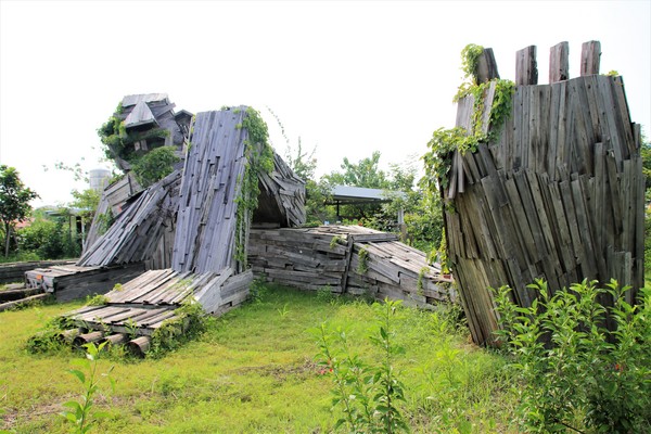 優雅農夫藝文農場：【台南後壁景點】優雅農夫藝文農場~優雅的巨形農夫守護著這塊園地，大家愛的吉米、樹屋、巨形椅、當鞦韆及沙坑，都很適合親子一起過來，情境式美拍場景多到拍不完