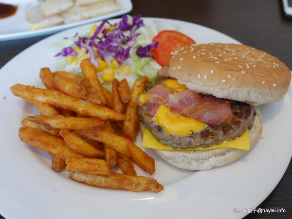 麥味登_員林成功店:彰化員林早餐 麥味登員林成功店 多樣精緻早午餐任君選擇的社區小店 推薦創意主餐溶岩起士牛肉堡套餐